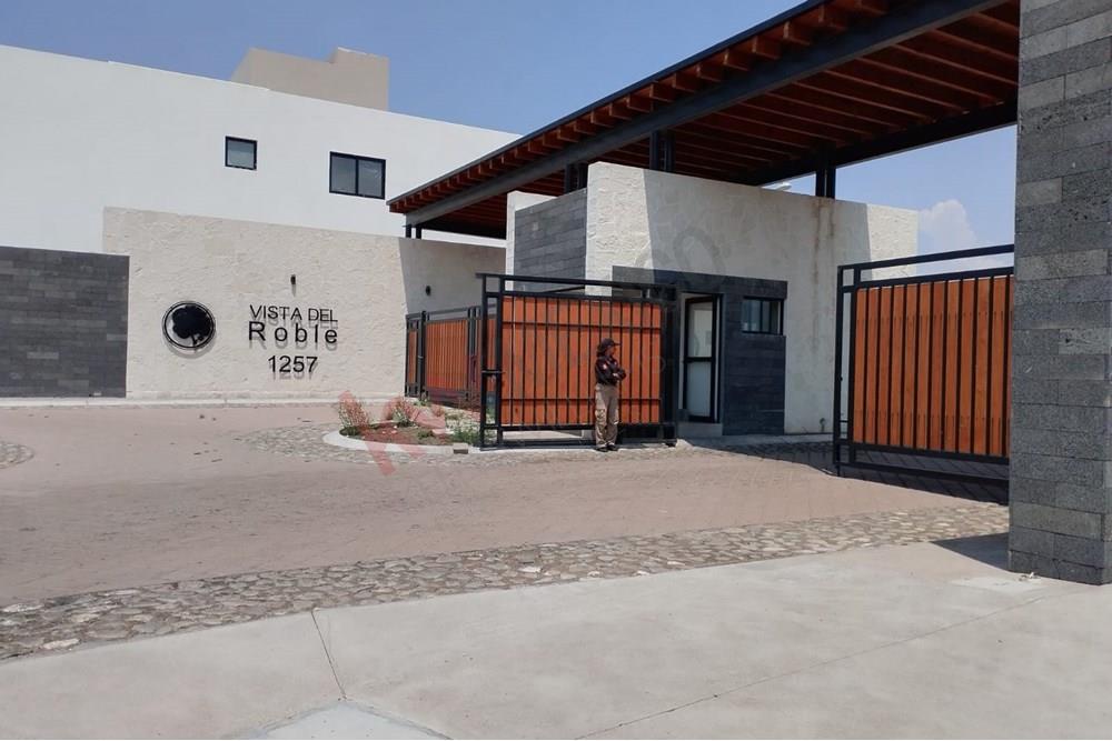 TERRENO  EN VENTA EN  VISTA  DEL ROBLE  DENTRO DEL DESARROLLO  LA VISTA  RESIDENCIAL  CUENTA  CON  DOBLE  VIGILANCIA , AMENIDADES CASA CLUB , ALBERCA, SALON DE EVENTOS,AREAS VERDES.