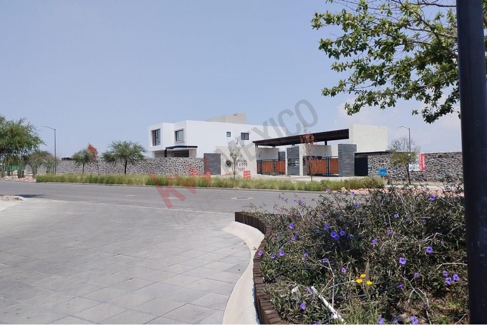 TERRENO  EN VENTA EN  VISTA  DEL ROBLE  DENTRO DEL DESARROLLO  LA VISTA  RESIDENCIAL  CUENTA  CON  DOBLE  VIGILANCIA , AMENIDADES CASA CLUB , ALBERCA, SALON DE EVENTOS,AREAS VERDES.