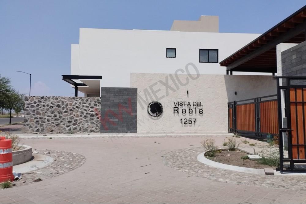 TERRENO  EN VENTA EN  VISTA  DEL ROBLE  DENTRO DEL DESARROLLO  LA VISTA  RESIDENCIAL  CUENTA  CON  DOBLE  VIGILANCIA , AMENIDADES CASA CLUB , ALBERCA, SALON DE EVENTOS,AREAS VERDES.