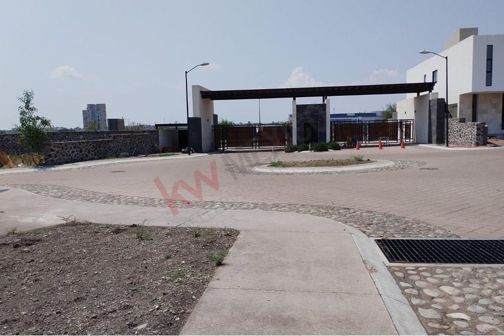 TERRENO  EN VENTA EN  VISTA  DEL ROBLE  DENTRO DEL DESARROLLO  LA VISTA  RESIDENCIAL  CUENTA  CON  DOBLE  VIGILANCIA , AMENIDADES CASA CLUB , ALBERCA, SALON DE EVENTOS,AREAS VERDES.