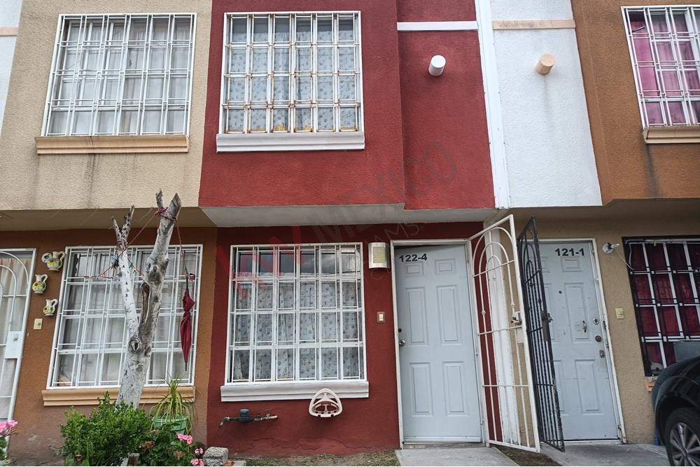 Casa de dos habitaciones en Héroes de Tecámac. Junto al Circuito Exterior  Mexiquense.