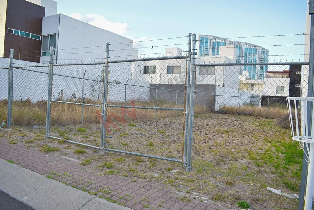 Venta de Terreno Plano  a pie de calle en Valle de Juriquilla