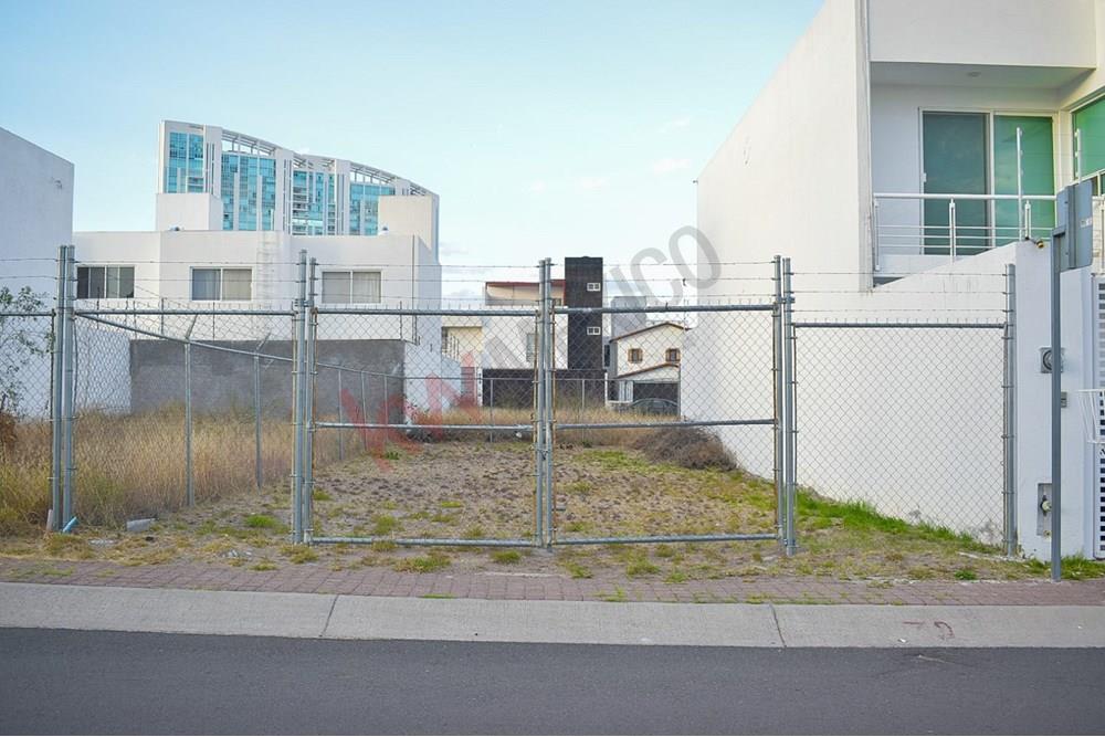 Venta de Terreno Plano  a pie de calle en Valle de Juriquilla