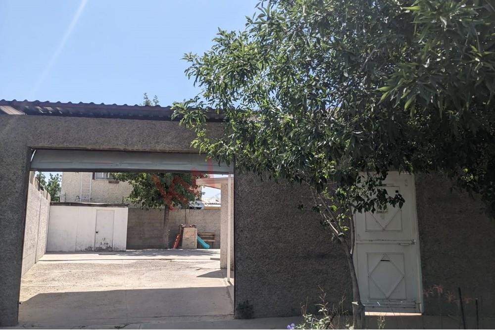 SE RENTA AMPLIA CASA SEMI AMUEBLADA CON RECAMARA EN PLANTA BAJA