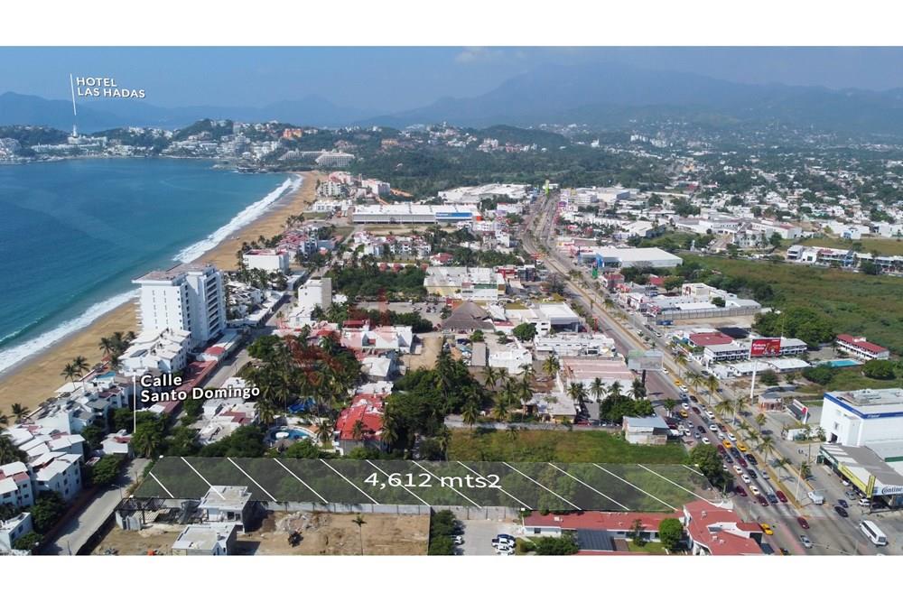 Land with excellent location in Manzanillo, just one block from the beach.
