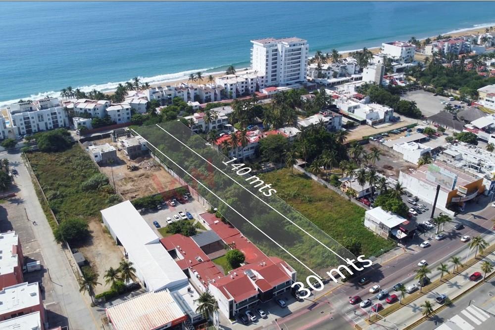 Land with excellent location in Manzanillo, just one block from the beach.