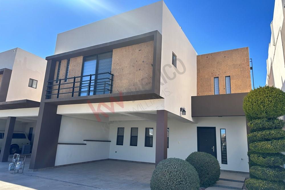 CASA EN RENTA EN FRACCIONAMIENTO PRIVADO, CANTO DE VERONA 2 , SECTOR JUPITER, VALLE DEL SOL DE CIUDAD JUAREZ CHIHUAHUA, FRENTE A PARQUE, EQUIPADA