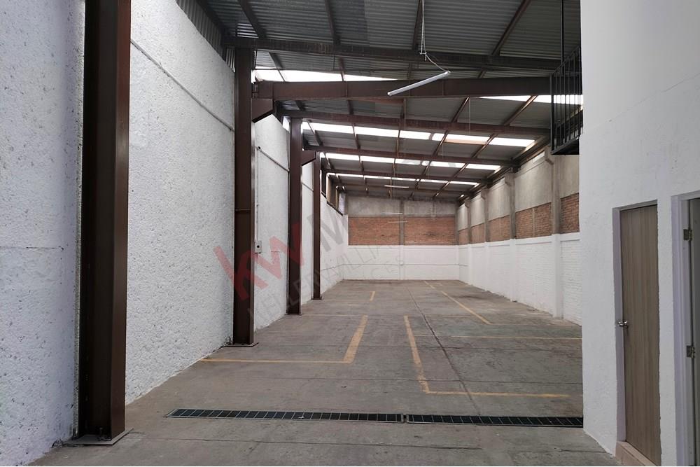 UBICADÍSIMA BODEGA A SOLO UNOS MINUTOS DEL CENTRO DE LA CIUDAD DE QUERÉTARO.