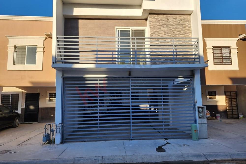 CASA EN RENTA SEMIEQUIPADA, COMPLETAMENTE REMODELADA Y LISTA PARA HABITAR EN FRACCIONAMIENTO CON ACCESO CONTROLADO,