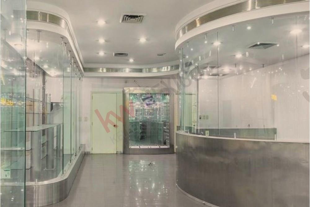 Local comercial en Renta esquina interior Plaza Boulevares amueblado gran aparador