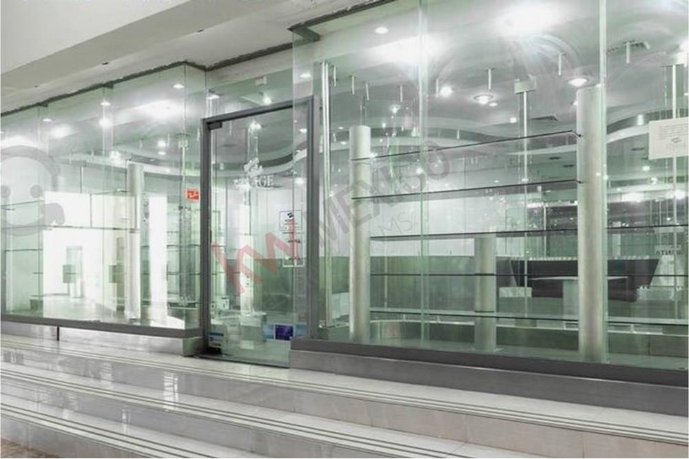 Local comercial en Renta esquina interior Plaza Boulevares amueblado gran aparador