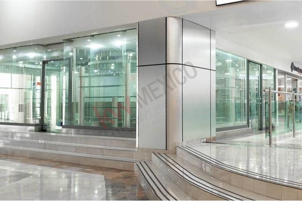 Local comercial en Renta esquina interior Plaza Boulevares amueblado gran aparador