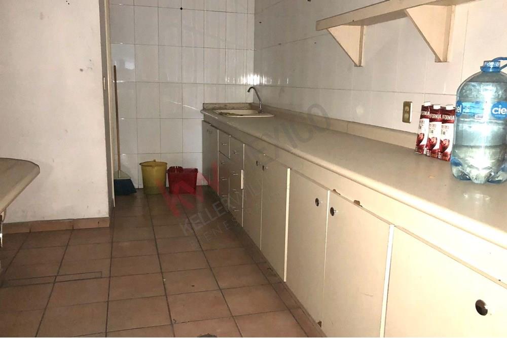 Local comercial en Renta esquina interior Plaza Boulevares amueblado gran aparador