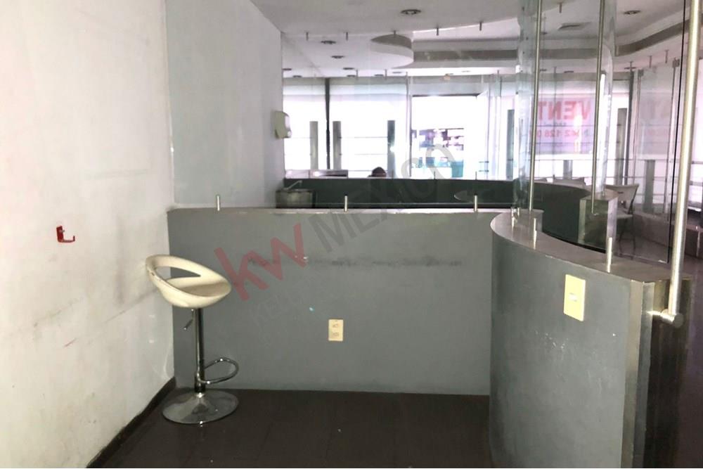 Local comercial en Renta esquina interior Plaza Boulevares amueblado gran aparador