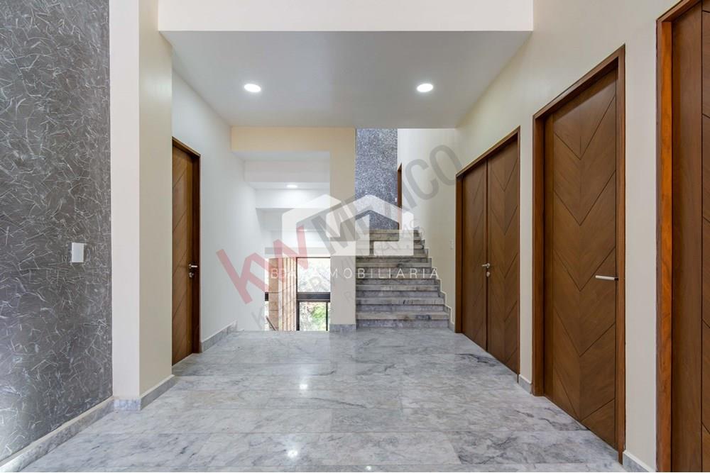 Venta Residencia con Teatro en Casa en Rancho San Juan Zona Esmeralda
