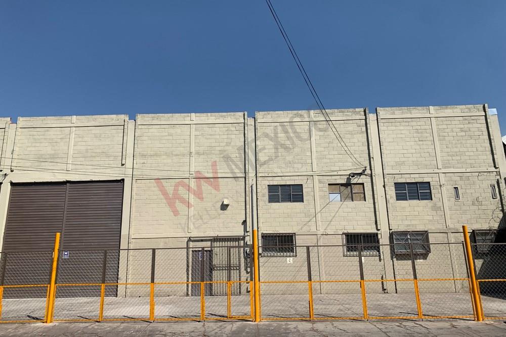 BODEGA EN EL CENTRO DE ATIZAPAN, CERCA DE AVENIDA PRINCIPAL Y CERCA DE ACREA COMERCIAL, ALTO FLUJO