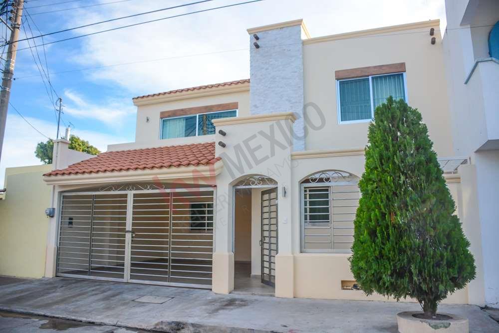 CASA DE LUJO EN VENTA EN FRACCIONAMIENTO VILLA GALAXIA EN MAZATLAN SINALOA