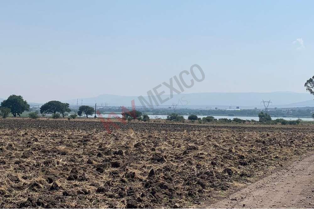 ATENCIÓN INVERSIONISTAS, Terreno listo para desarrollar, a 500mts de la presa Santa Catarina, Santa Rosa Jauregui, ESCRITURADO