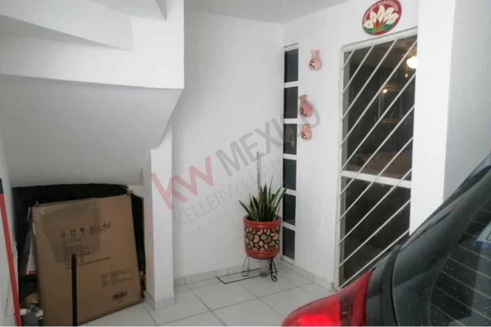 CASA HABITACION DE 2 PLANTAS CON EXCELENTE UBICACION