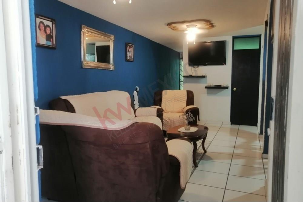CASA HABITACION DE 2 PLANTAS CON EXCELENTE UBICACION