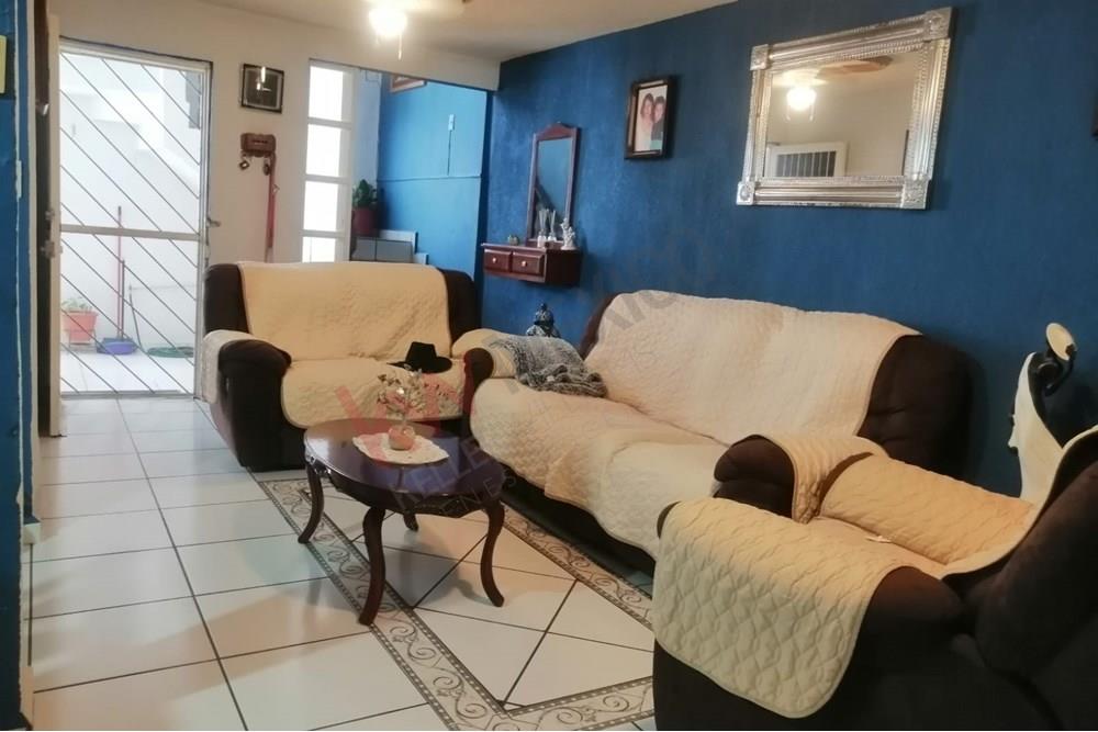 CASA HABITACION DE 2 PLANTAS CON EXCELENTE UBICACION