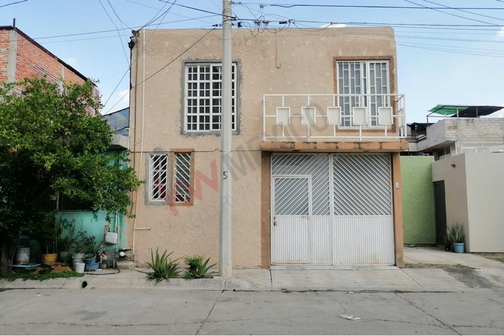 CASA HABITACION DE 2 PLANTAS CON EXCELENTE UBICACION