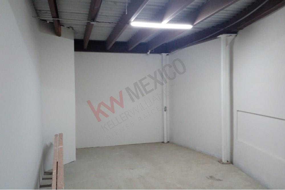BODEGA EN RENTA ZONA AV. TOMAS FERNANDEZ CON MAXIMA SEGURIDAD