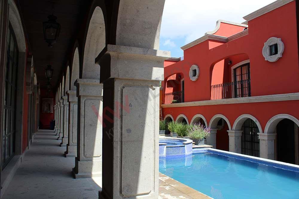 CASA EN VENTA EN SAN MIGUEL DE ALLENDE DENTRO DE VILLA CON ALBERCA Y ACCESO  CONTROLADO