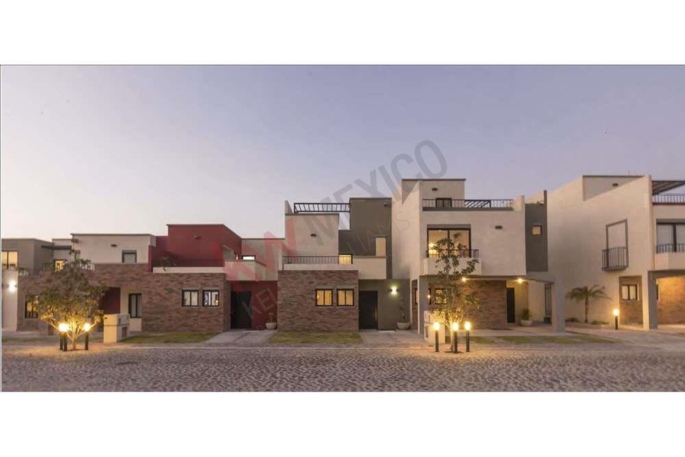 Casa en venta con Roof top y recámara en planta baja en Zirándaro en privada con amenidades