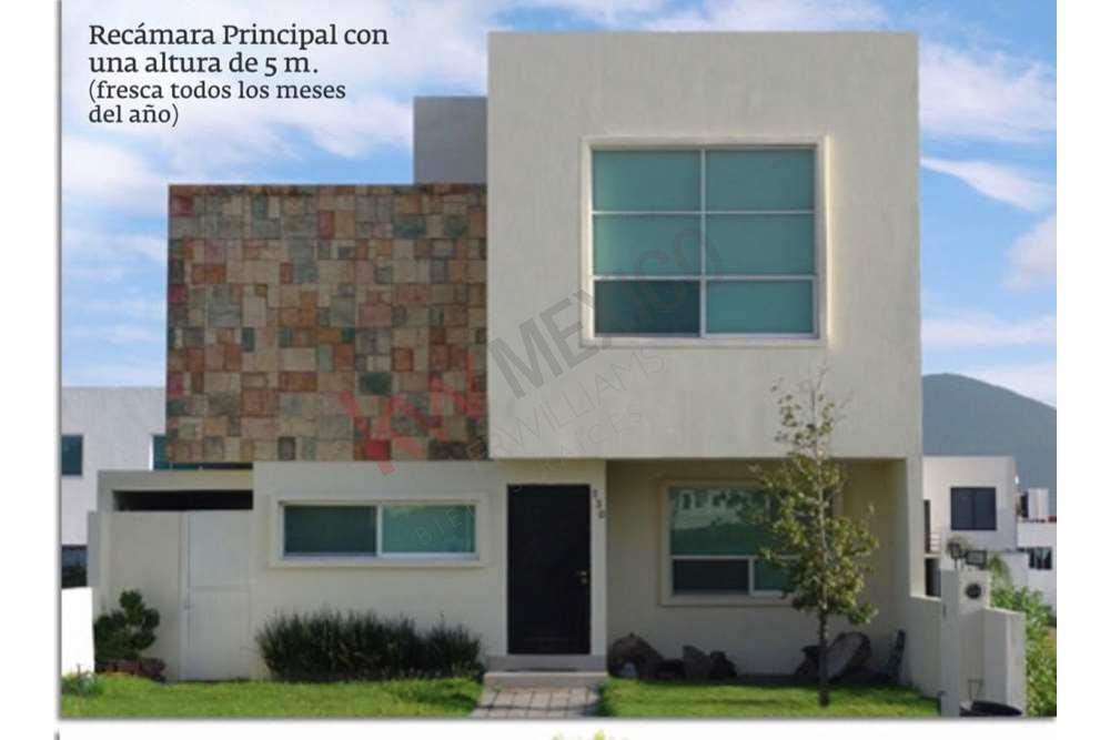 Oportunidad baja de precio, amplia Casa en Venta Grand Juriquilla.