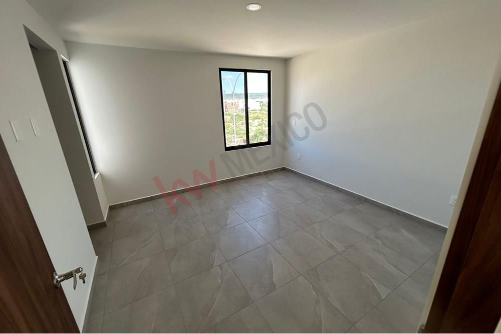 VENTA DE HERMOSA CASA NUEVA DE AUTOR EN CONDOMINIO IKAYA FRACC. ZIZANA EN QUERÉTARO