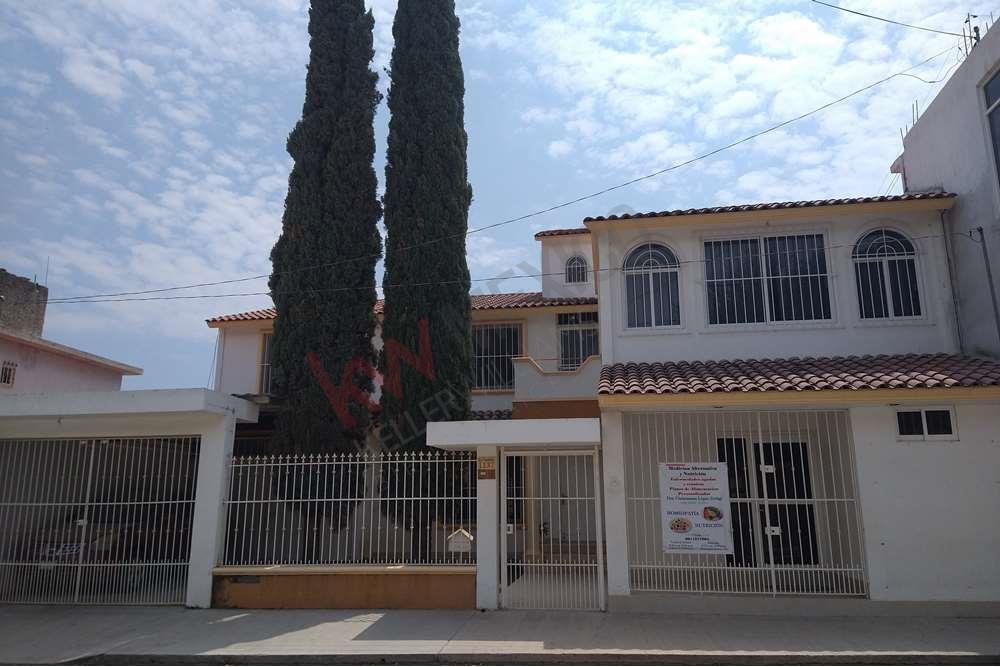 SE VENDE CASA RESIDENCIAL CON LOCAL EN TUXTLA GUTIÉRREZ, CHIAPAS.