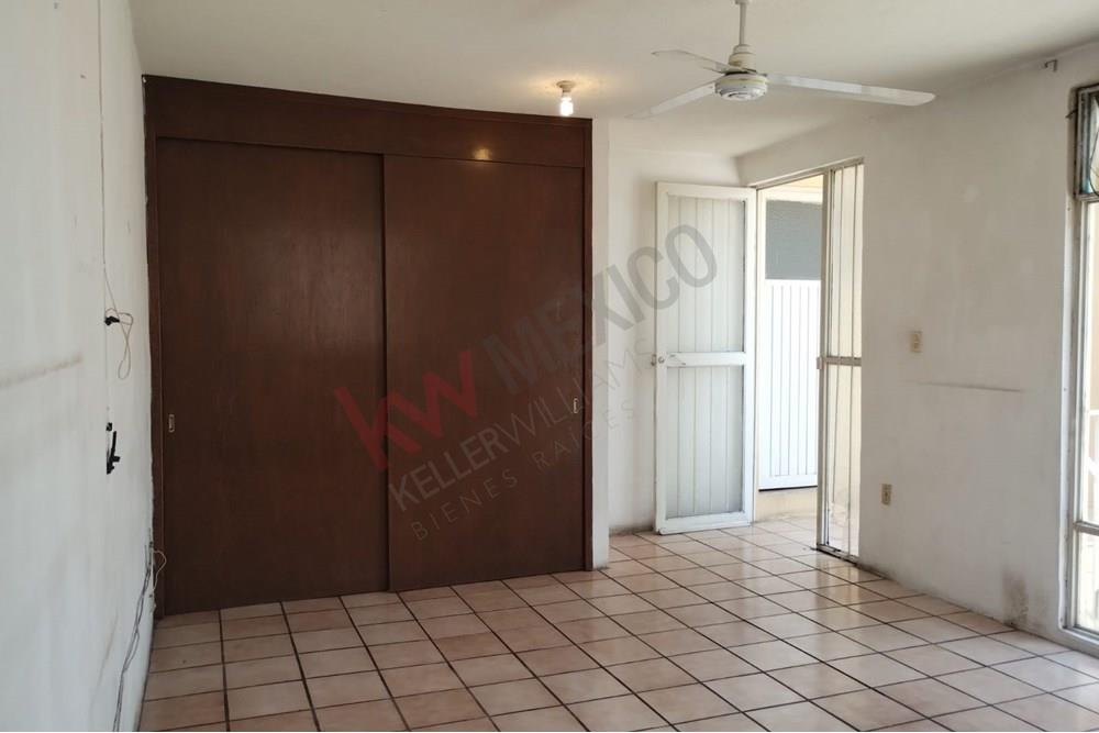 Casa en venta/ideal para inversión/ para remodelar/Querétaro/Col. Los Alcanfores/Cerca del Centro.