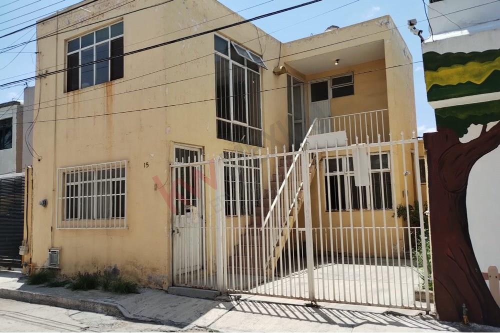 Casa en venta/ideal para inversión/ para remodelar/Querétaro/Col. Los Alcanfores/Cerca del Centro.