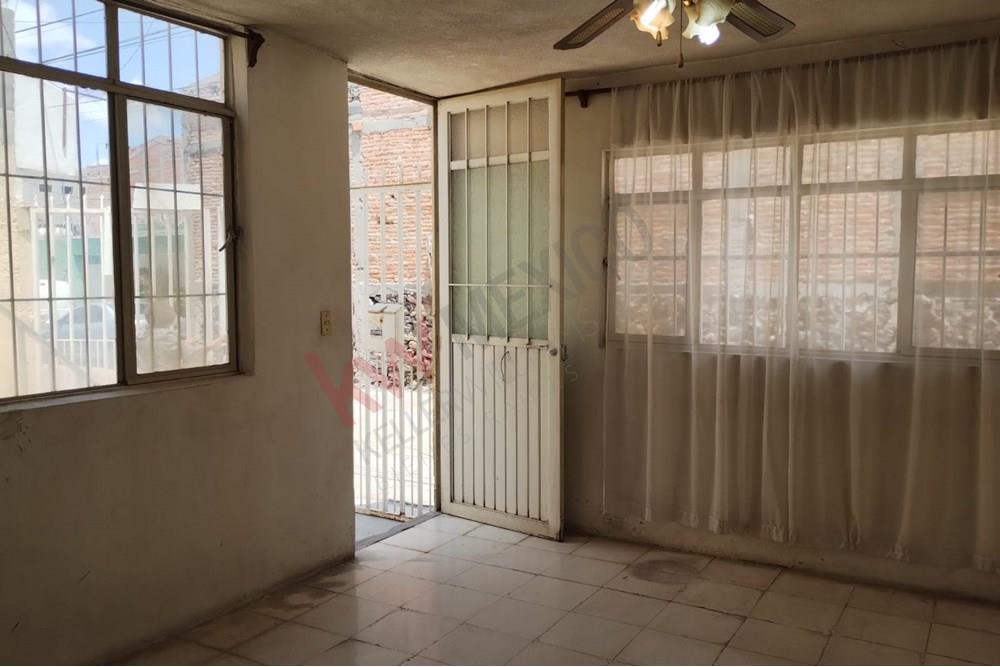 Casa en venta/ideal para inversión/ para remodelar/Querétaro/Col. Los Alcanfores/Cerca del Centro.