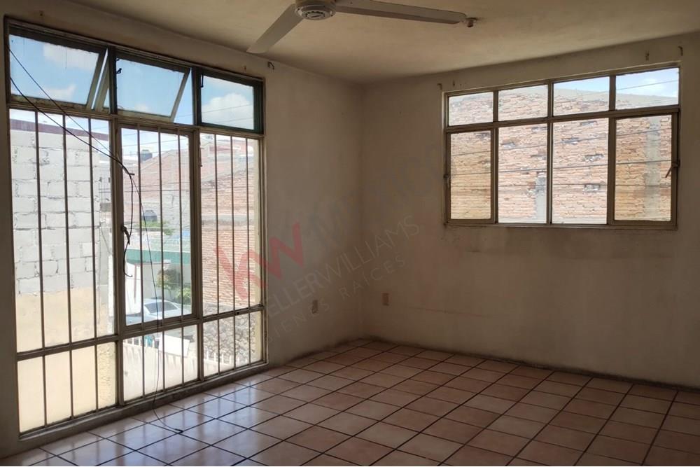 Casa en venta/ideal para inversión/ para remodelar/Querétaro/Col. Los Alcanfores/Cerca del Centro.