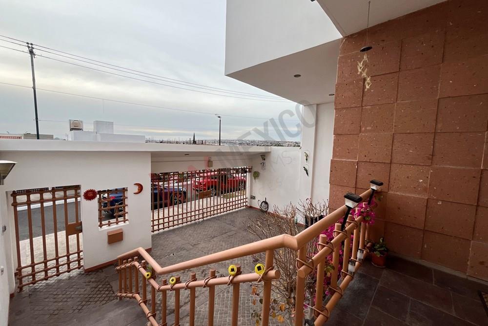 CASA EN PRIVADA ARBOLEDAS DEL PARQUE DE 3 RECÁMARAS Y CUARTO DE SERVICIO