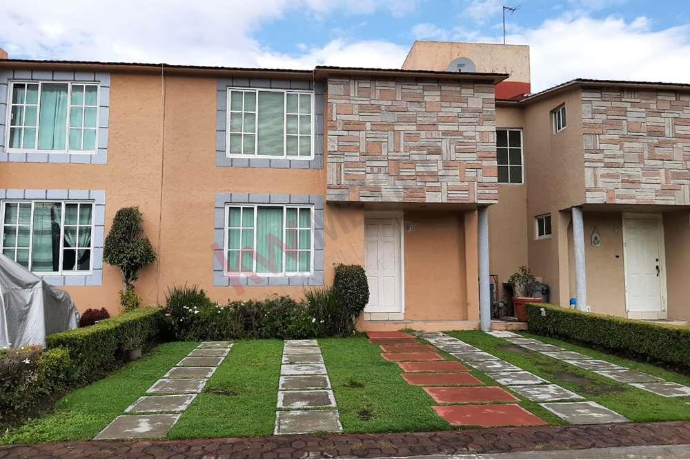 Casa en renta en condominio, Residencial Turín, Metepec, con fácil acceso a la salida a México, de 3 recámaras y 2 lugares de estacionamiento, vigilancia 24/7