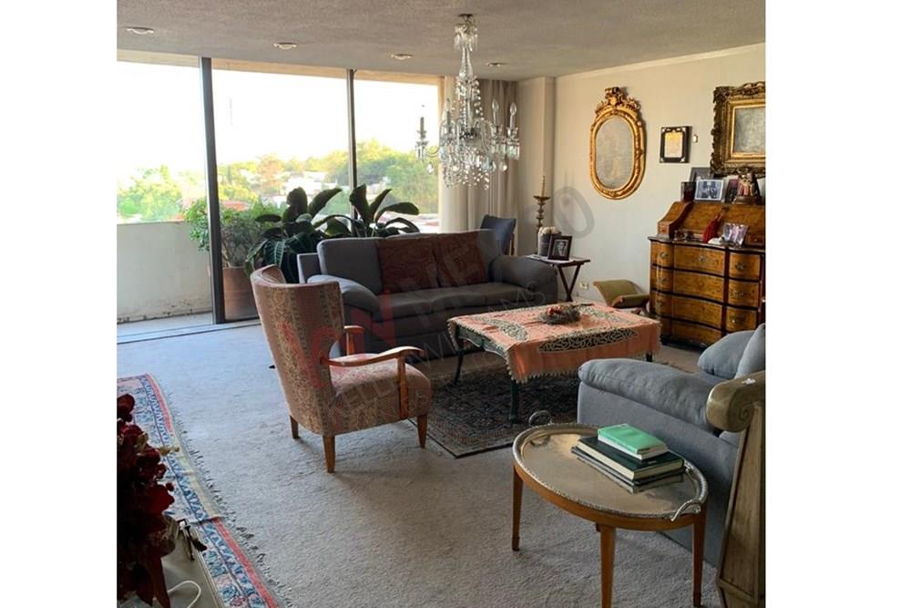 Venta departamento con balcón en Lomas de Chapultepec