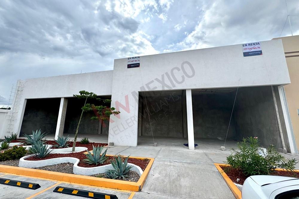 Local comercial en RENTA en gasolineria, Av. De la Luz y Libr. Surponiente.