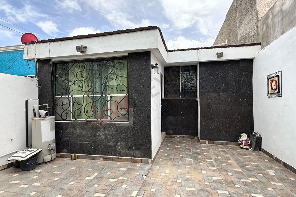 CASA EN VENTA DE UN PISO CON EXCELENTE ESPACIO, AMPLIADA Y CON COCHERA, EN CIUDAD JUAREZ CHIHUAHUA, CASA DE INVERSION EN CD JUAREZ, 3 RECAMARAS CASA DE UNA SOLA PLANTA