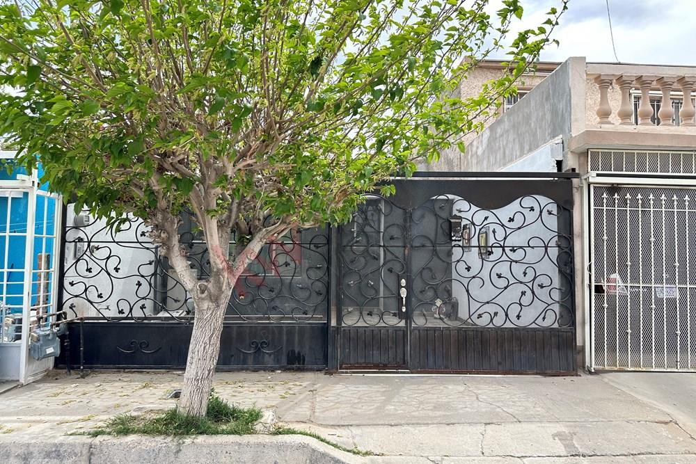 CASA EN VENTA DE UN PISO CON EXCELENTE ESPACIO, AMPLIADA Y CON COCHERA, EN CIUDAD JUAREZ CHIHUAHUA, CASA DE INVERSION EN CD JUAREZ, 3 RECAMARAS CASA DE UNA SOLA PLANTA