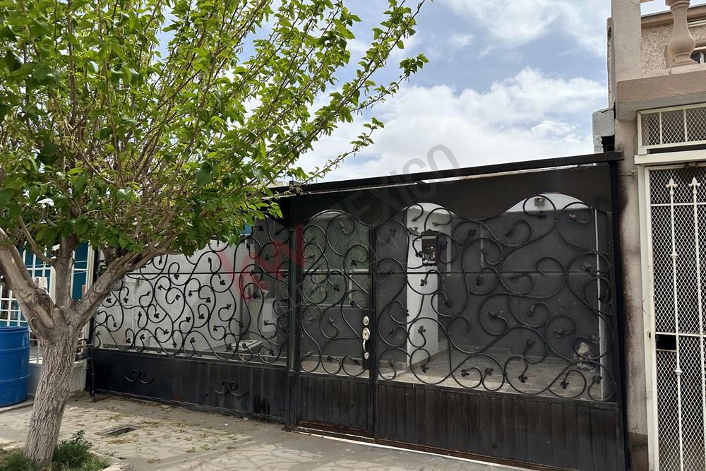 CASA EN VENTA DE UN PISO CON EXCELENTE ESPACIO, AMPLIADA Y CON COCHERA, EN CIUDAD JUAREZ CHIHUAHUA, CASA DE INVERSION EN CD JUAREZ, 3 RECAMARAS CASA DE UNA SOLA PLANTA