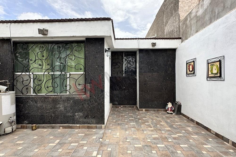 CASA EN VENTA DE UN PISO CON EXCELENTE ESPACIO, AMPLIADA Y CON COCHERA, EN CIUDAD JUAREZ CHIHUAHUA, CASA DE INVERSION EN CD JUAREZ, 3 RECAMARAS CASA DE UNA SOLA PLANTA