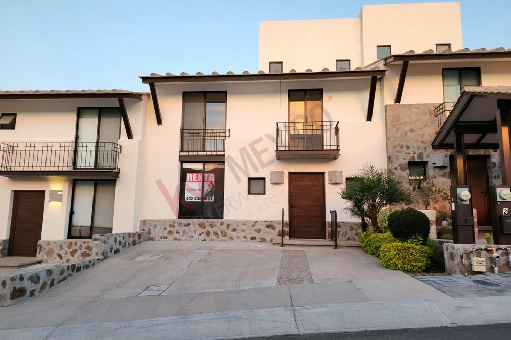 CASA EN RENTA EN ZIBATÁ - INCREÍBLE UBICACIÓN con mucha luz, a solo $20,000 mantenimiento incluido (no mascotas)
