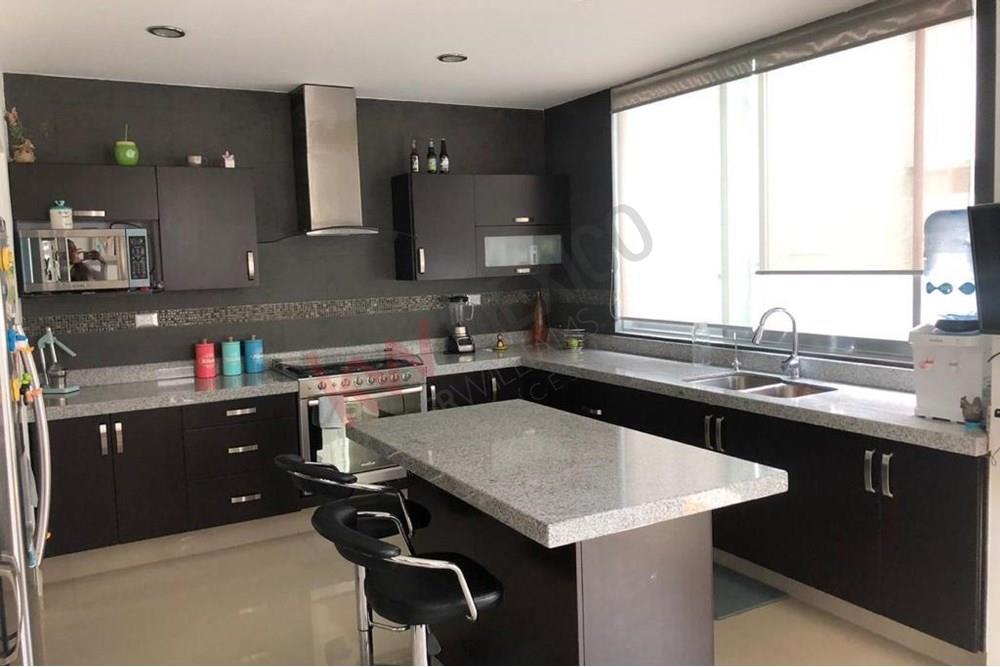 Casa en renta en Juriquilla, con alberca y vigilancia, Hacienda Santa Fé