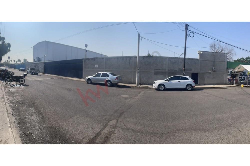 TERRENO ESCRITURADO CON USO DE SUELO COMERCIAL, INDUSTRIAL Y SERVICIOS, CON PISO DE CONCRETO Y BARDA PERIMETRAL A 150 m DE AVE 5 DE FEBRERO, QUERÉTARO