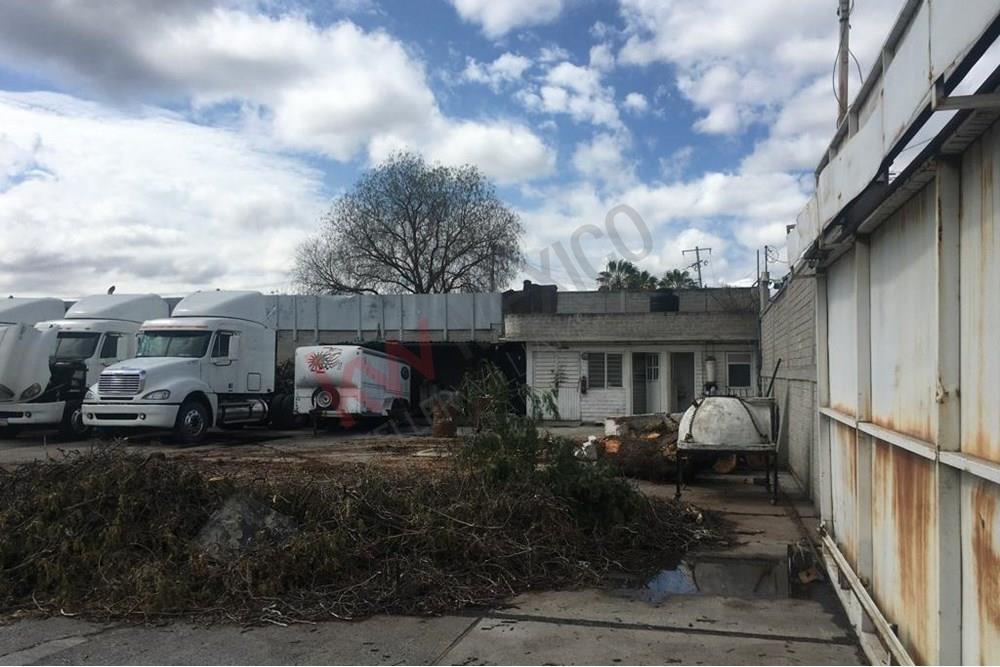 TERRENO ESCRITURADO CON USO DE SUELO COMERCIAL, INDUSTRIAL Y SERVICIOS, CON PISO DE CONCRETO Y BARDA PERIMETRAL A 150 m DE AVE 5 DE FEBRERO, QUERÉTARO