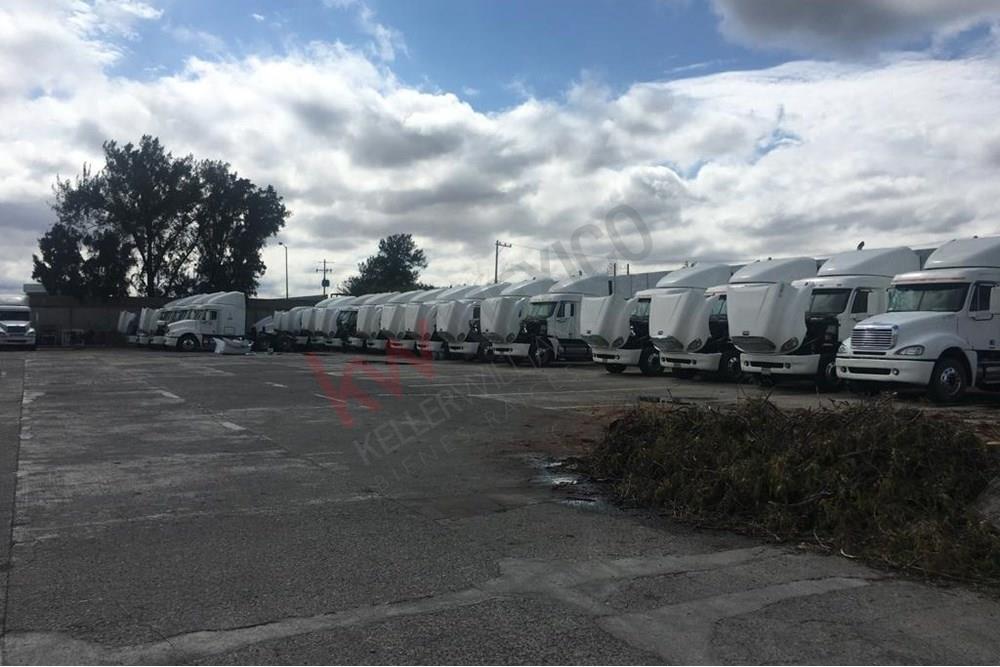 TERRENO ESCRITURADO CON USO DE SUELO COMERCIAL, INDUSTRIAL Y SERVICIOS, CON PISO DE CONCRETO Y BARDA PERIMETRAL A 150 m DE AVE 5 DE FEBRERO, QUERÉTARO