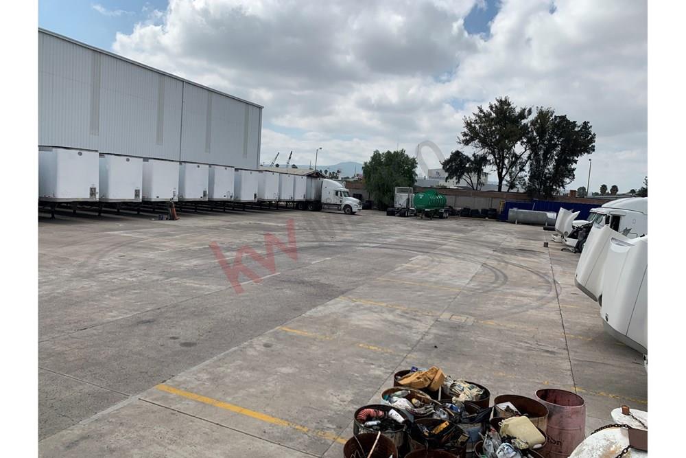 TERRENO ESCRITURADO CON USO DE SUELO COMERCIAL, INDUSTRIAL Y SERVICIOS, CON PISO DE CONCRETO Y BARDA PERIMETRAL A 150 m DE AVE 5 DE FEBRERO, QUERÉTARO